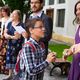 Předávání vysvědčení u Stromu školy  37